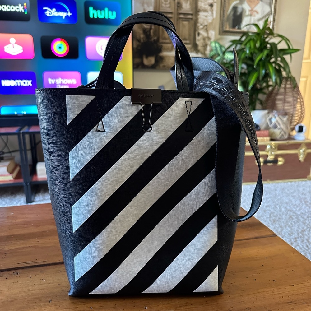 OFF-WHITE
Saffiano Striped Diag Binder
Crossbody Black White